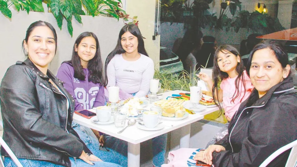 Morena, Mora, Patricia, Andrea y Zoe compartieron una tarde amena con merienda. 