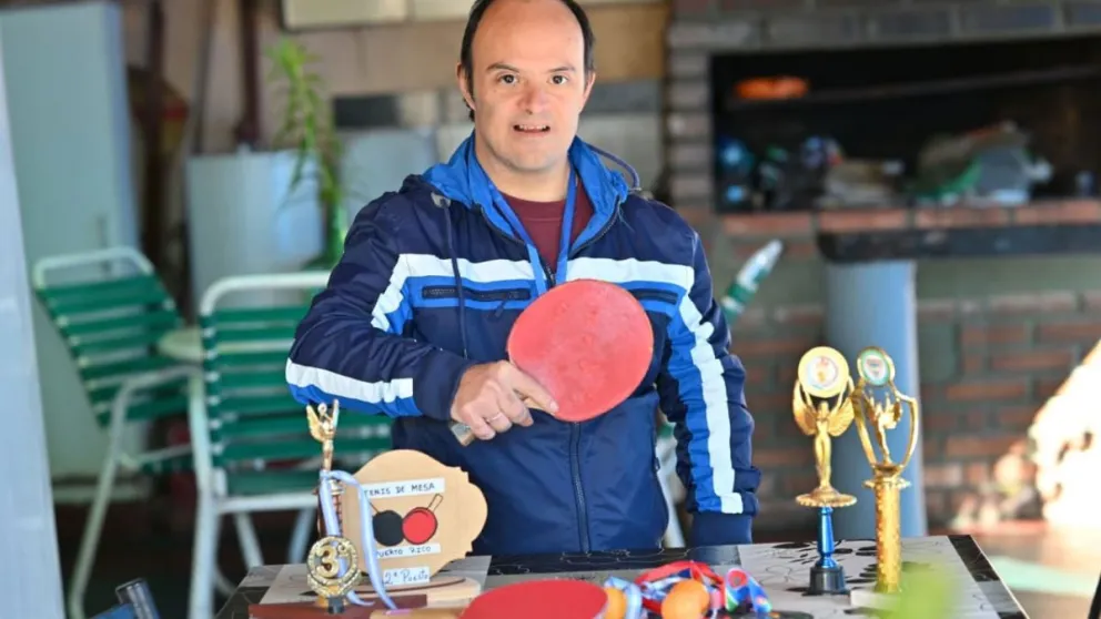 Pablo muestra todos los trofeos que ganó a lo largo de sus años. Foto: Joaquín Galiano
