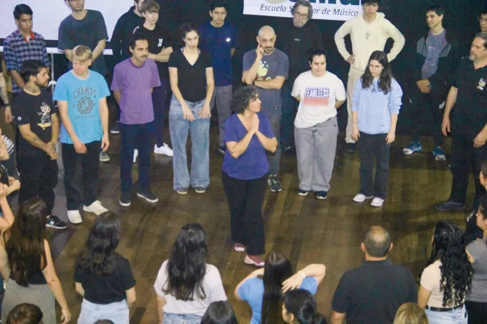 Estudiantes y docentes se sumaron a los ejercicios. Foto: Guadalupe de Sousa