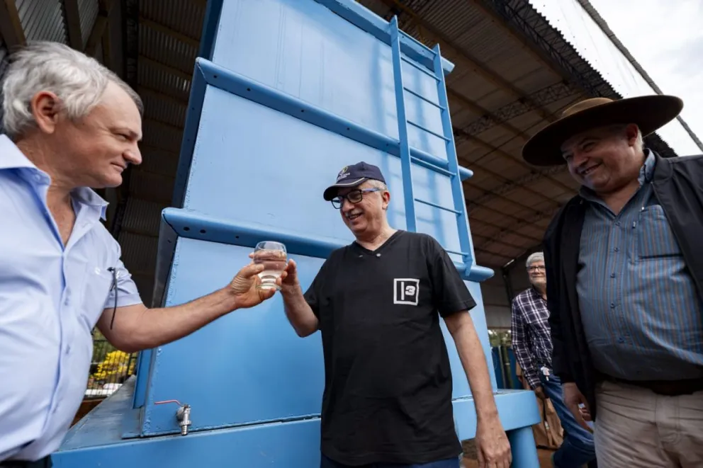 El gobernador junto al intendente de Salto Encantado.