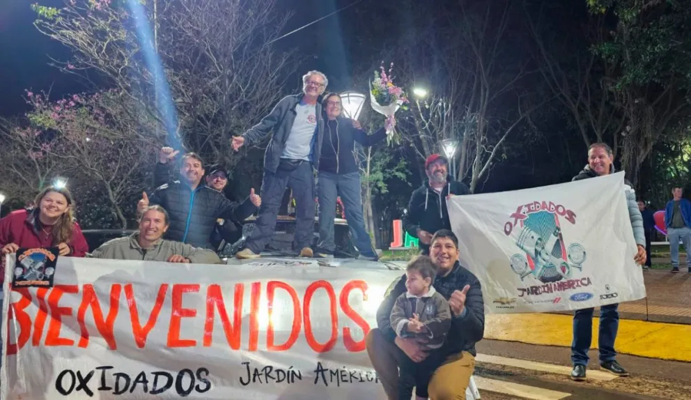 Una caravana de autos los acompañó desde la ruta hasta la plaza Colón de la localidad. Fotos: Esteban González