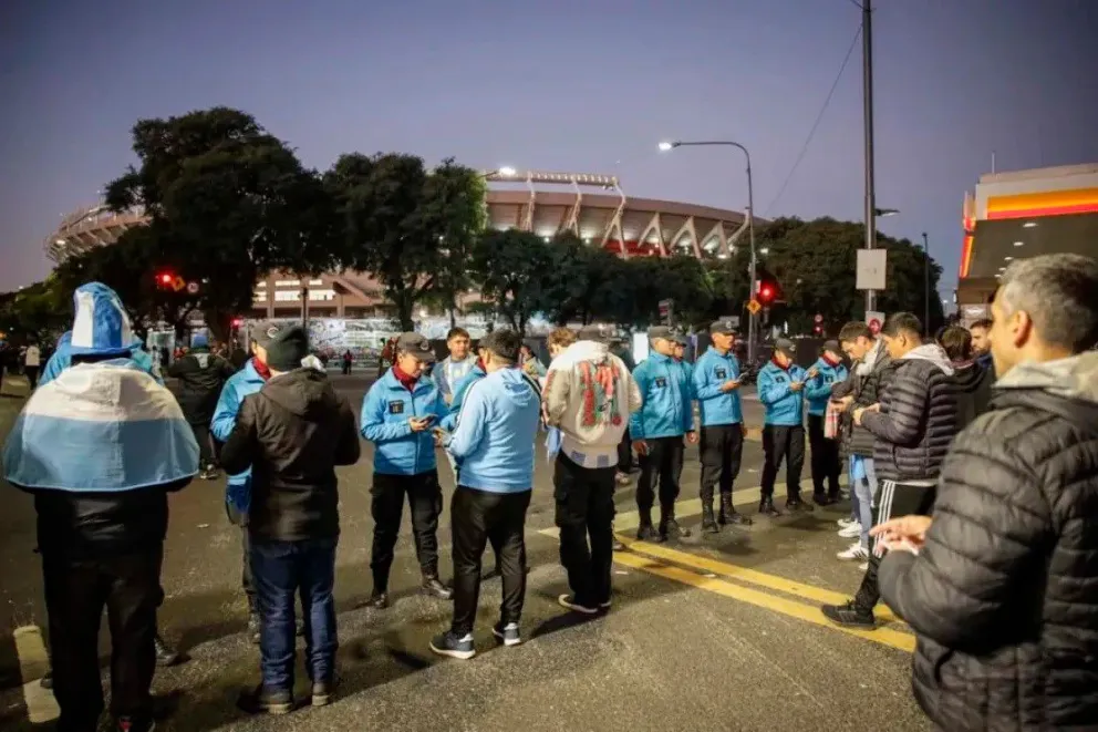 Los controles en la previa fueron rigurosos y muchos fanáticos quedaron al margen. 