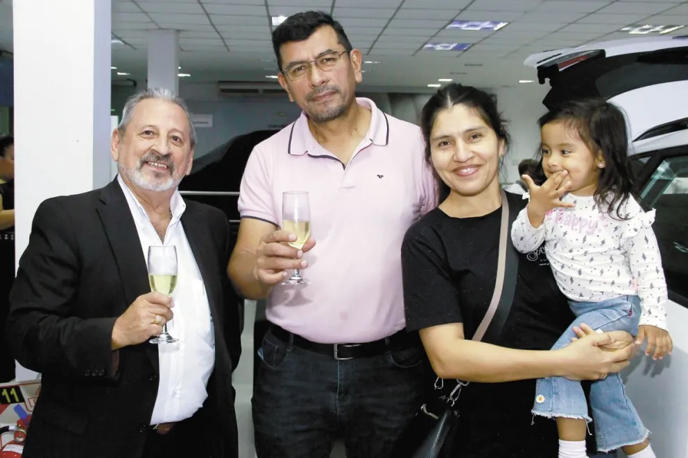 José Fernández, Antonio Camacho con Rosana Monzón y su hija.