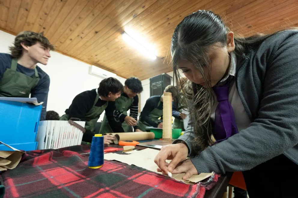 Chicos de sexto año en plena confección de prendas para mascotas.  Fotos: Marcelo Rodríguez