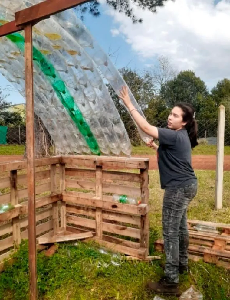La construcción del espacio se está haciendo con botellas. Foto: Graciela González