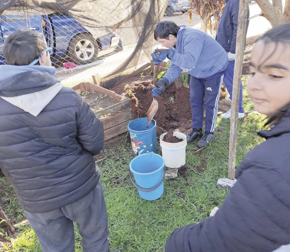 Los chicos aprenden jugando acerca de los alimentos.  Foto: Norma Devechi