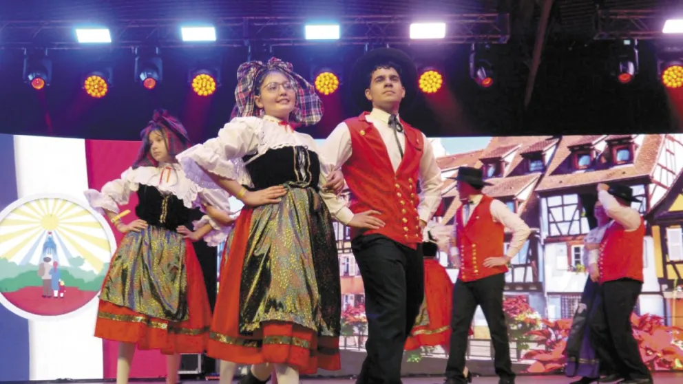 La casa francesa luce nuevos trajes típicos y estrena repertorio de danzas. Foto: Luciano Ferreyra 