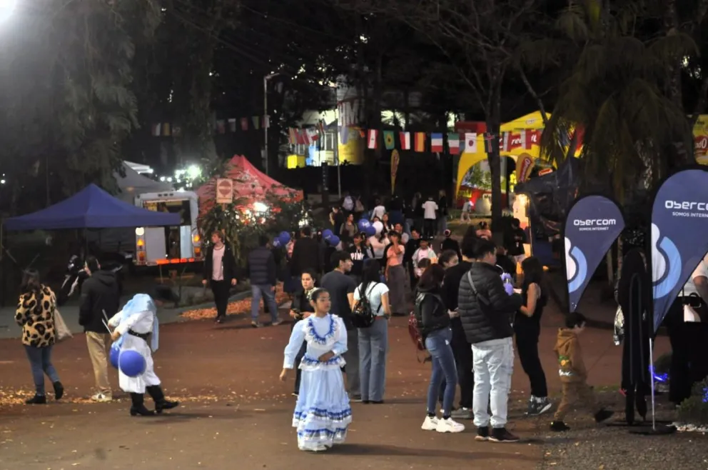 Muchas personas por estas horas en el Parque de las Naciones.
