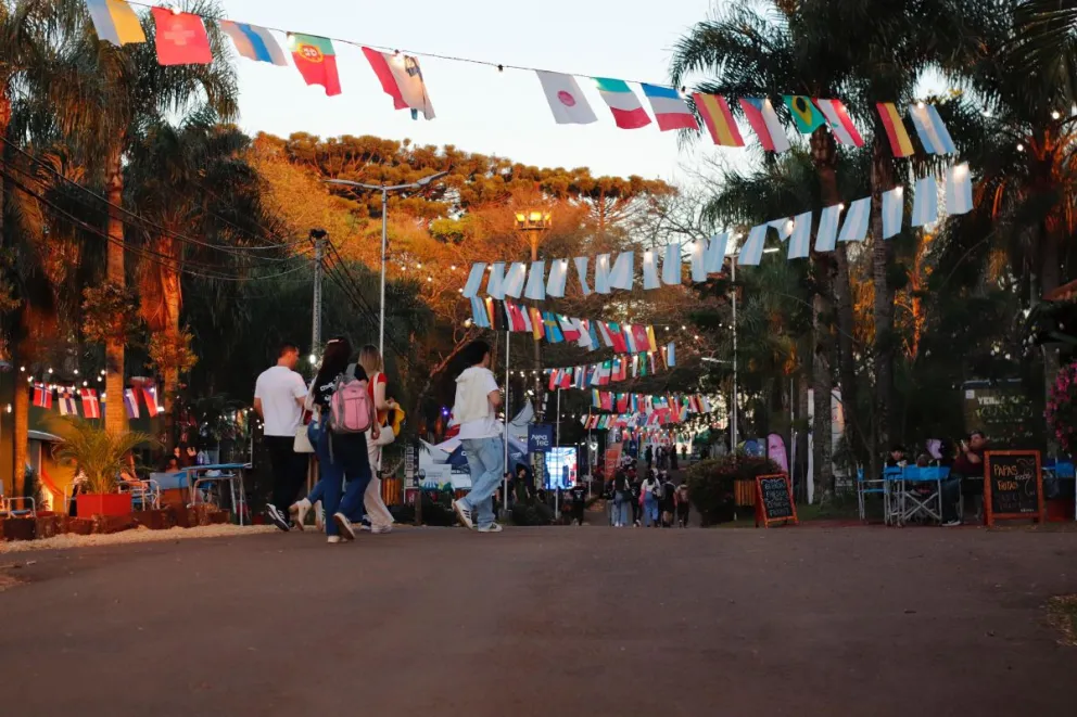 El Parque de las Naciones habilitó el ingreso a las 18. //Fotos: Mariana Poplawski.