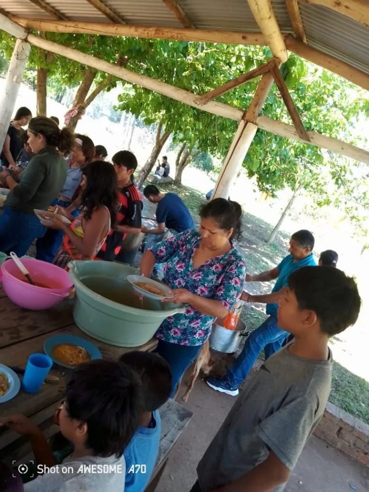Seis voluntarios sostienen el comedor con distintas tareas. 
