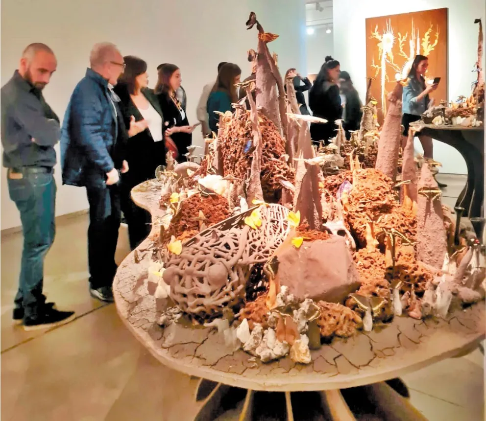 Obras en diferentes materiales
que remiten a la tierra integran
la muestra de Andrés Paredes en
el Museo Sívori. Fotos: Daniela Cortés 