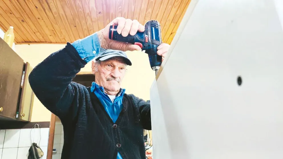 De Italia a Buenos Aires y desde hace más de tres décadas en Posadas, Joaquín Collia ama el oficio de carpintero, pero hacerlo no es opcional: “Nunca viví una crisis así, y eso que viví muchas”, dice sobre la situación del país...