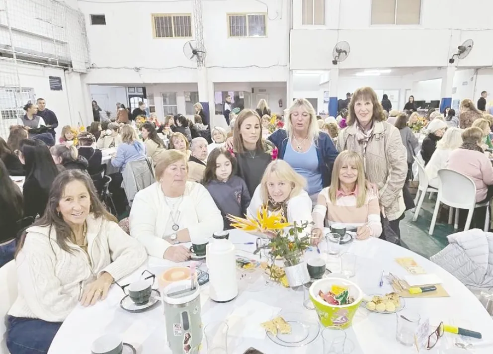 De pie Belén Hernández con su hija, junto a Claudia Borowski y Graciela Cortés de Borowski.
Sentadas: Carolina Oria, Piti Borowski y Tuba Sara Mésterman.