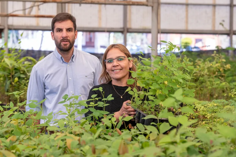 Los ingenieros forestales Julián Chemes y Rafaela Morales, puntales en el Centro del Botánico. Foto: Marcelo Rodríguez