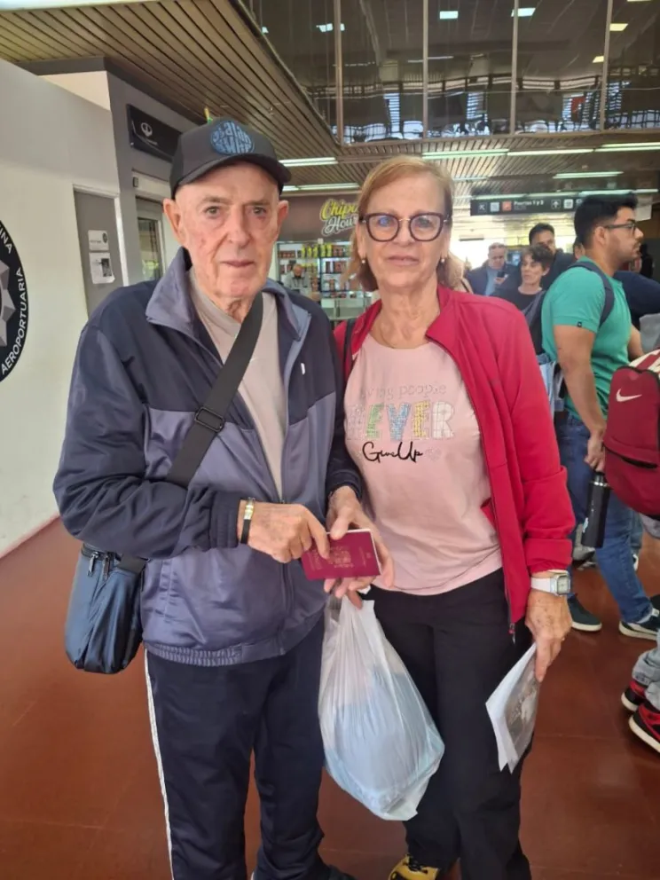Turistas españoles preocupados y enojados ante la falta de información. 
