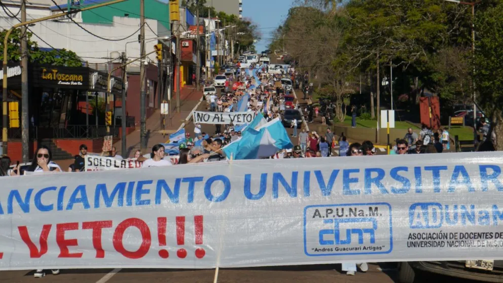 En Oberá, estudiantes y docente fueron parte de la marcha. Fotos: Luciano Ferreyra