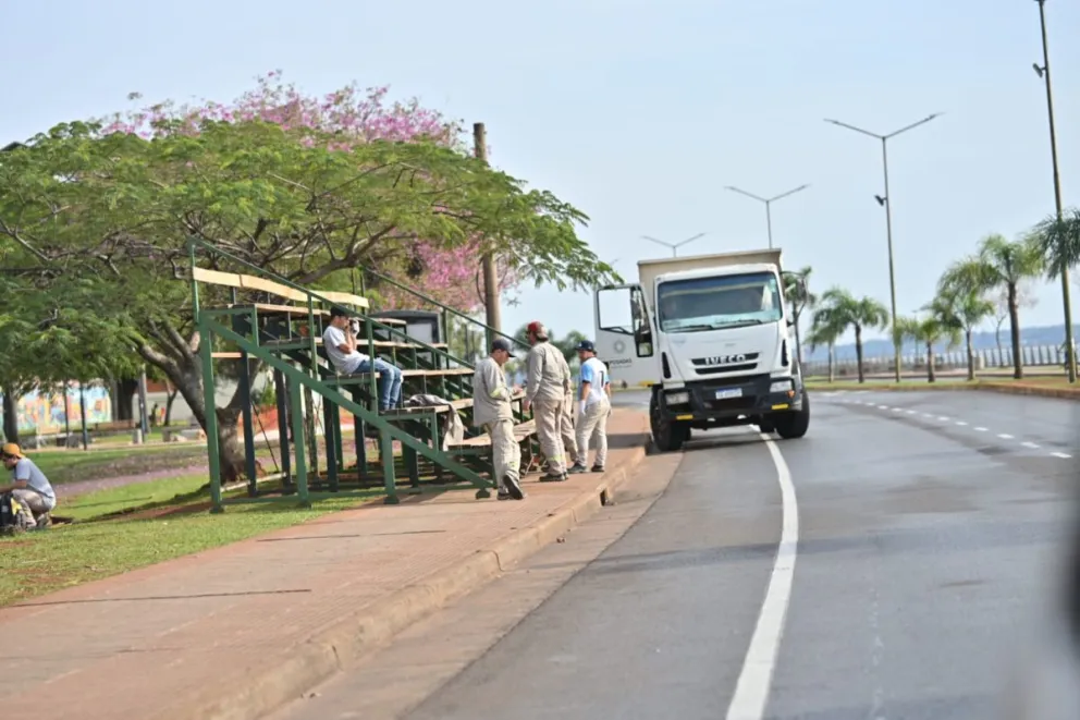 Se suspendió el arranque de la Estudiantina, el motivo es garantizar la seguridad de todos los participantes, explicaron desde Apes. En la Costanera esta mañana trabajaban en el armado de los palcos y gradas: Foto: Joaquin Galiano
