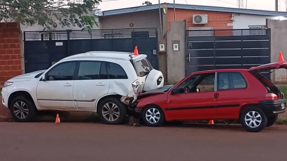 Conductor herido tras chocar contra un auto estacionado en Itaembé ...