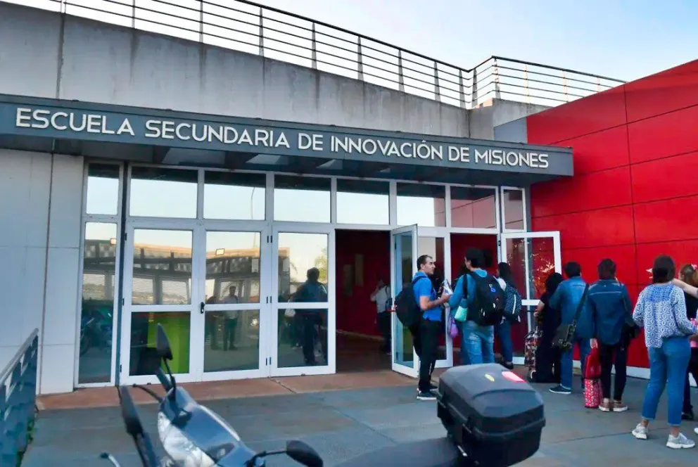 El documento nacional valoriza los cambios incorporados en la Escuela Secundaria de Innovación de Misiones.