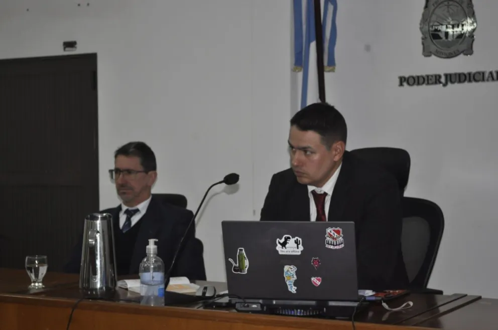 Horacio Paniagua (derecha) y Julio Carvallo, dos de los jueces que integran el tribunal en este debate. //Foto: Cristian Valdez.