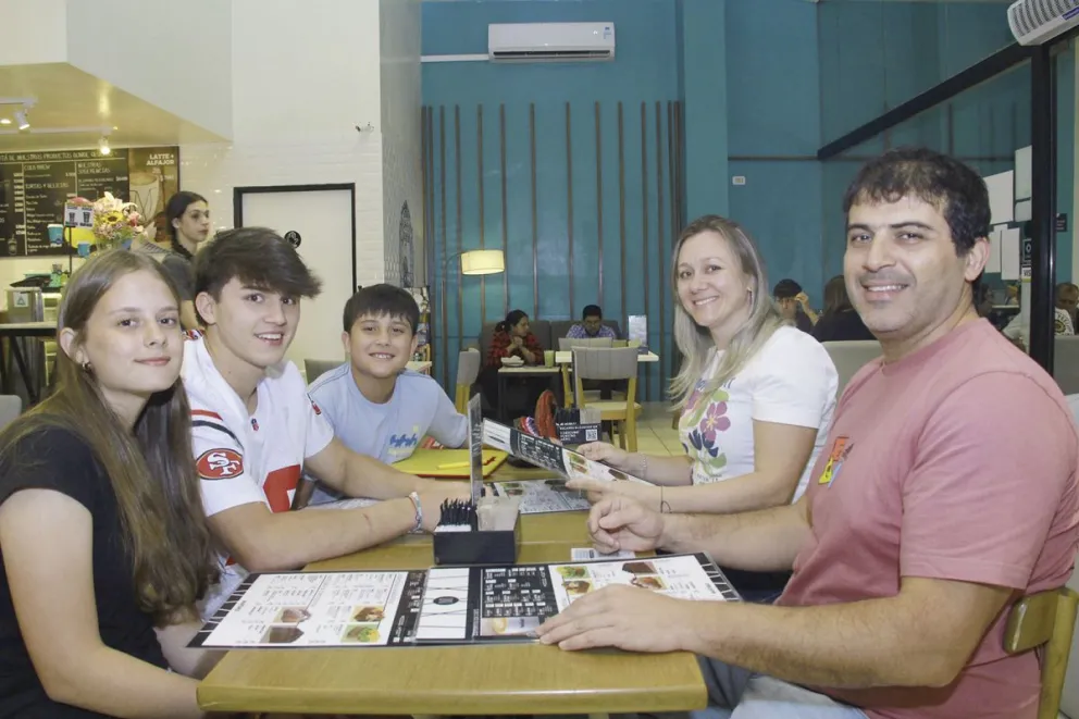 Guadalupe, Matías, Iván, Andrea y César disfrutaron de la salida en familia.