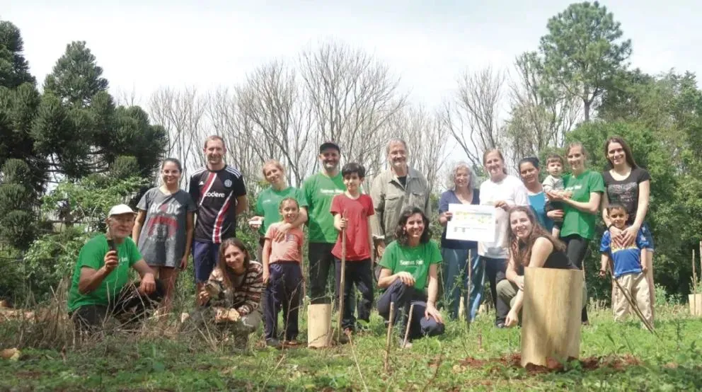 El equipo en la jornada de plantación en el paraje Gentile. Foto: Carina Martínez