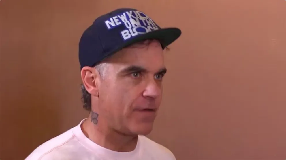 Robbie Williams reveló que padece síndrome de Tourette y comparte su lucha con la salud mental.