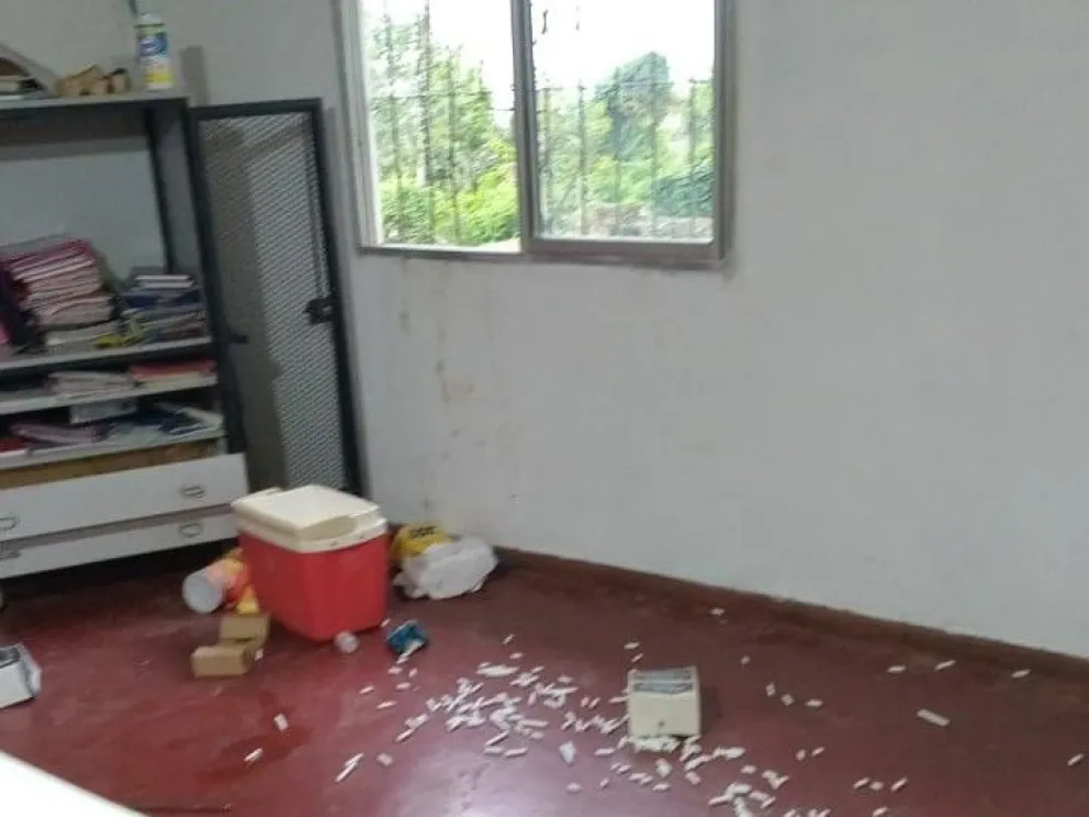 Los delincuentes forzaron una puerta y una ventana. 