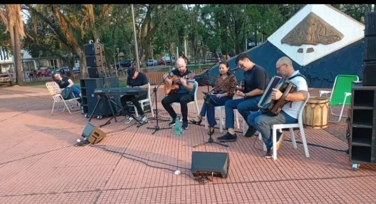 Domingos Culturales sigue creciendo y reúne a más artistas en Jardín América imagen-8