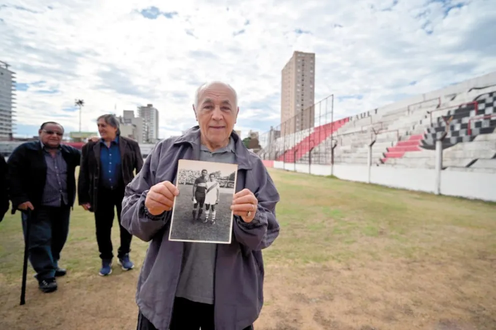 César Ayala y, detrás, Pedro Benítez y Carlos Antonio Núñez, parte del equipo de Guaraní que hace 54 años jugó el primer partido por los puntos de un equipo de la provincia en la primera división. En honor de ello, mañana se celebra el Día del Futbolista 