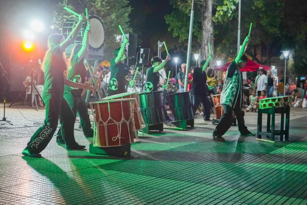 Más de 20 colectividades estuvieron presentes en la plaza San Martín con sus comidas típicas, ballets y música. Foto: Arepa Viva 