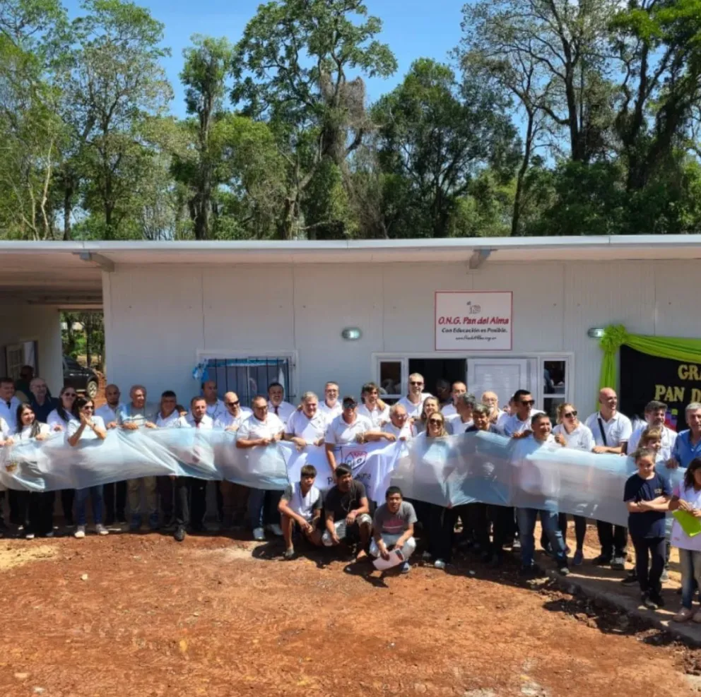 La última escuela se levantó en tres días en la aldea Yvi Porá Miri, en San Vicente. Se construyó el pasado fin de semana. 
