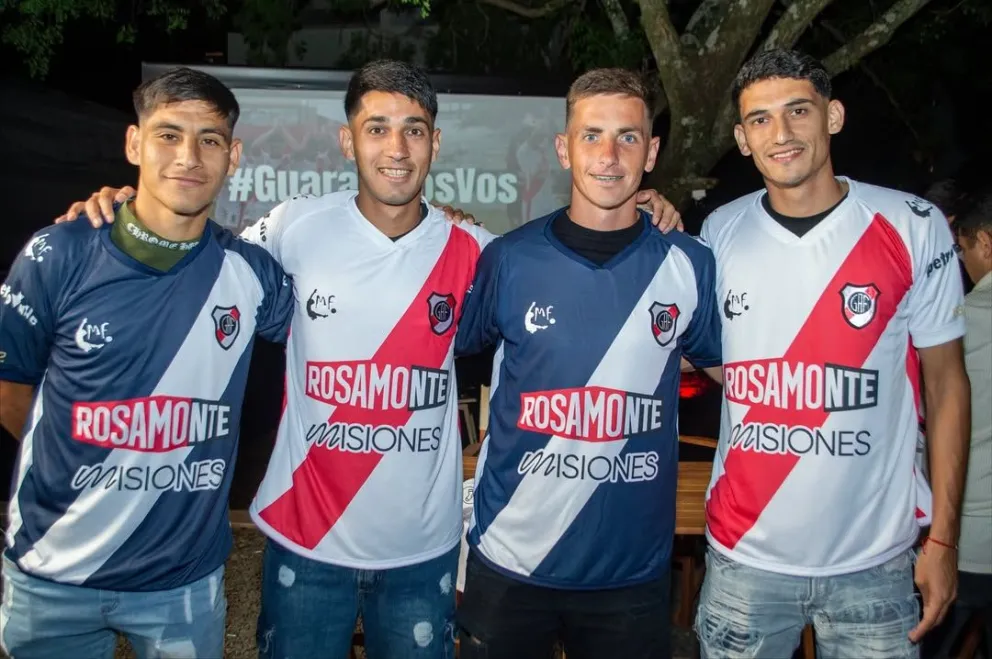 El club presentó anoche la nueva indumentaria y a parte del plantel. // Fotos: Club Guaraní. 