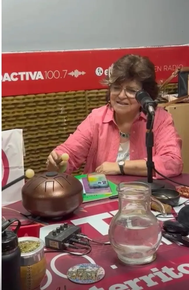 María Elena López Vinader en los estudios de Radioactiva 100.7 en Posadas.
