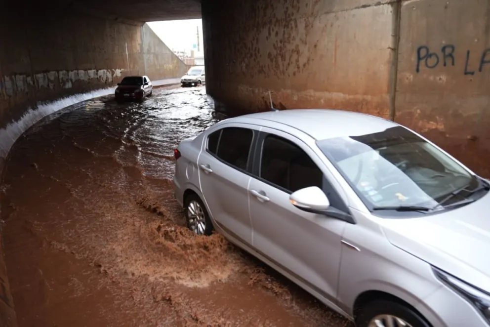 Varias zonas de Posadas (al igual que en otras localidades) terminaron anegadas por la intensa cantidad de agua caída. //Foto: Marcelo Rodríguez.