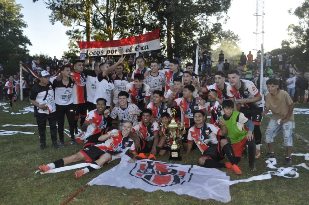Junto con su gente, los jugadores festejaron el bicampeonato. //Fotos: Cristian Valdez.
