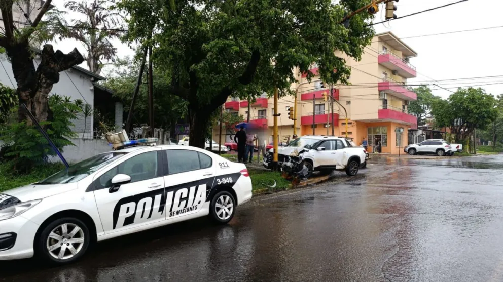 El escenario del choque, cerca de donde fue cometido el robo. //Foto: Policía de Misiones.