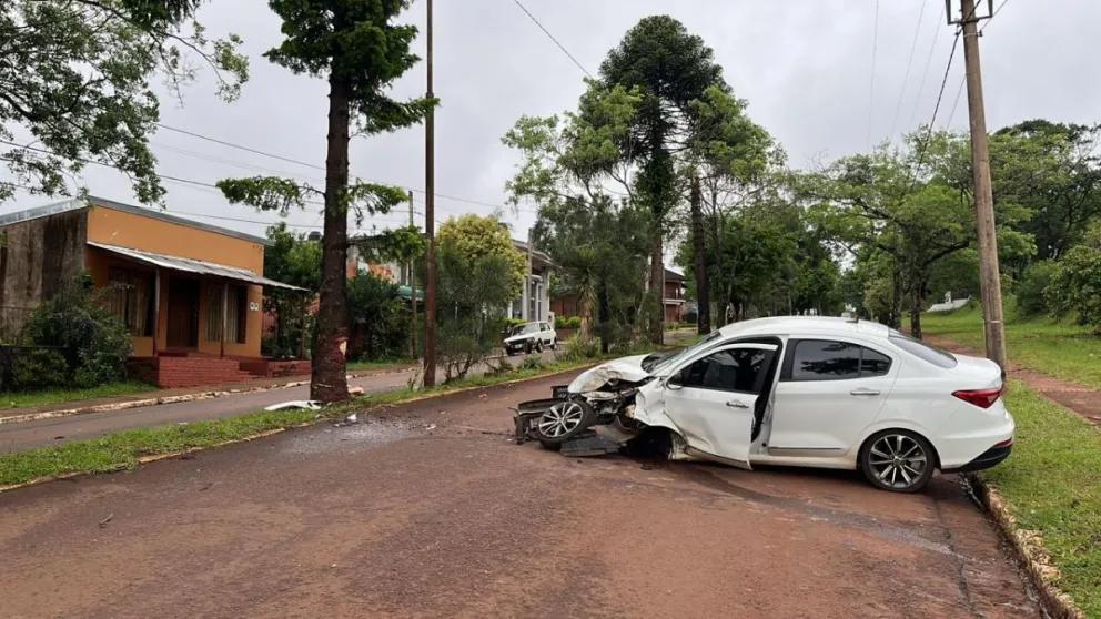 El daño en el coche grafica la magnitud del impacto. //Foto: Policía de Misiones.