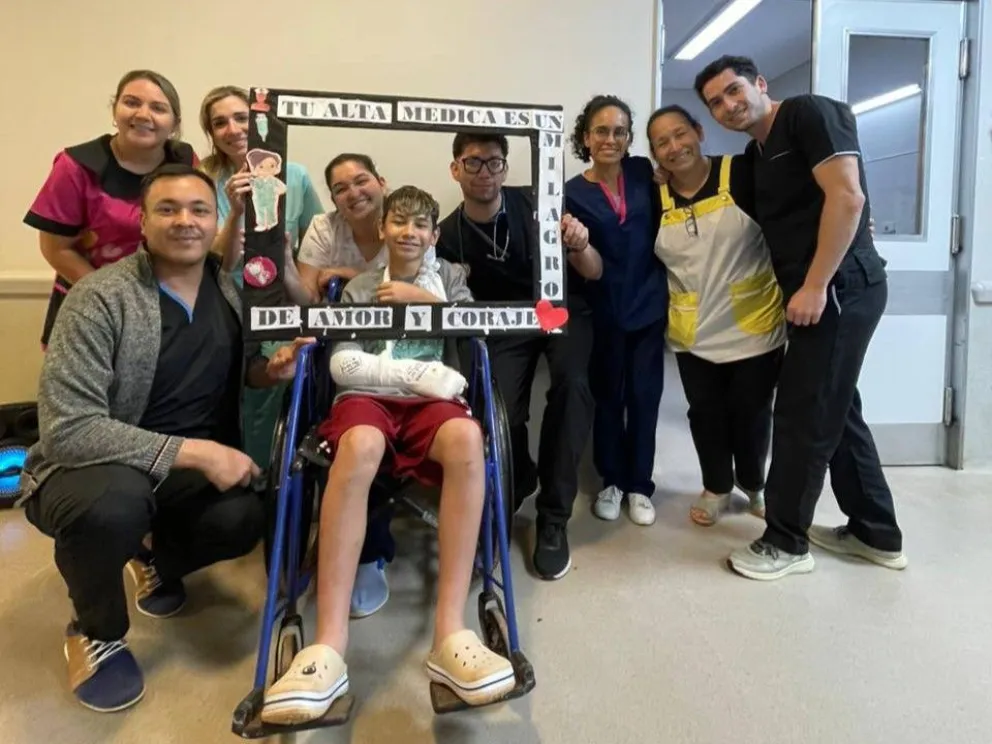 Nahuel recibiendo el cariño del personal del Samic de Oberá. //Foto: Facebook (Hospital de Oberá).