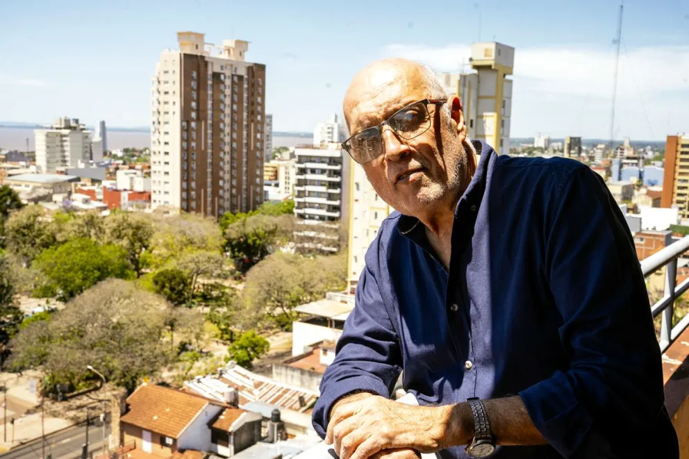 A Carlos Borio lo apasionan la arquitectura y las oportunidades que tiene Misiones. Por eso, desde la formación de futuros profesionales, propone “pensar las ciudades del siglo XXI”. En su trayectoria, hechos que marcaron la historia.  Foto: Marcelo R.