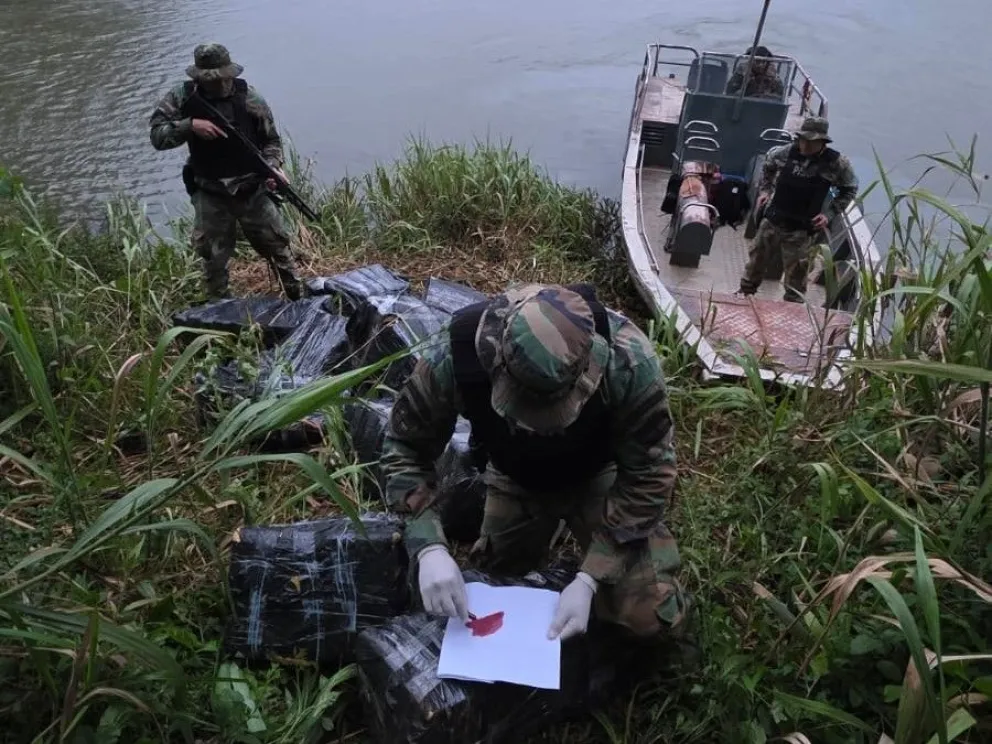 La droga fue dejada abandonada por los contrabandistas. //Foto: PNA.
