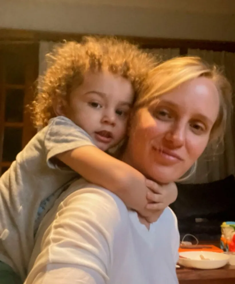 Romina Laumann junto a su hijo.