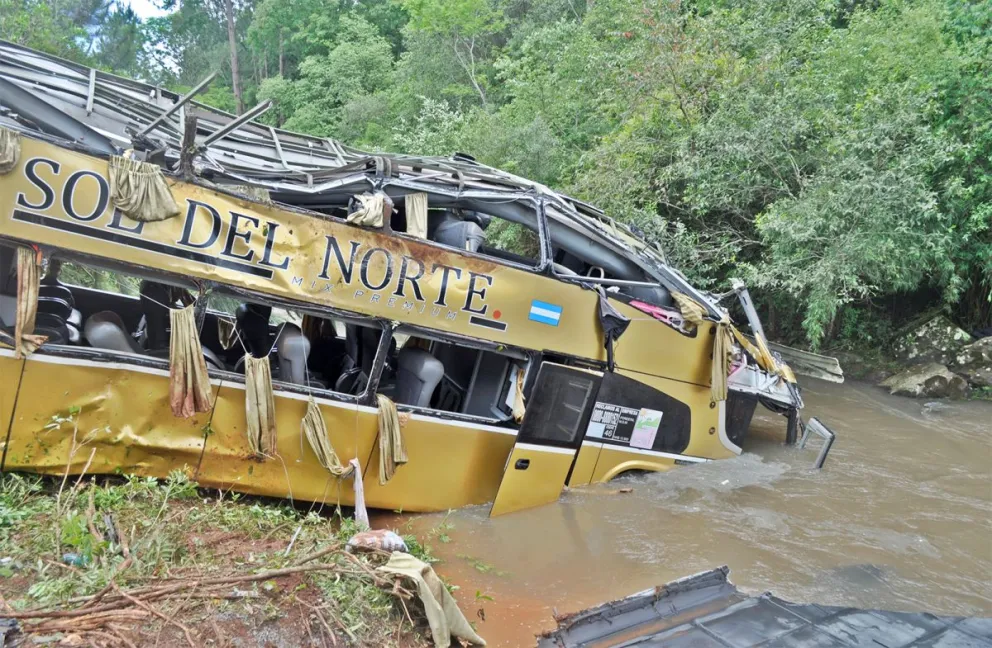 El colectivo chocado y que volcó al arroyo Yazá era del año 2018 y contaba con habilitación, aseguran. Foto: C. Valdez