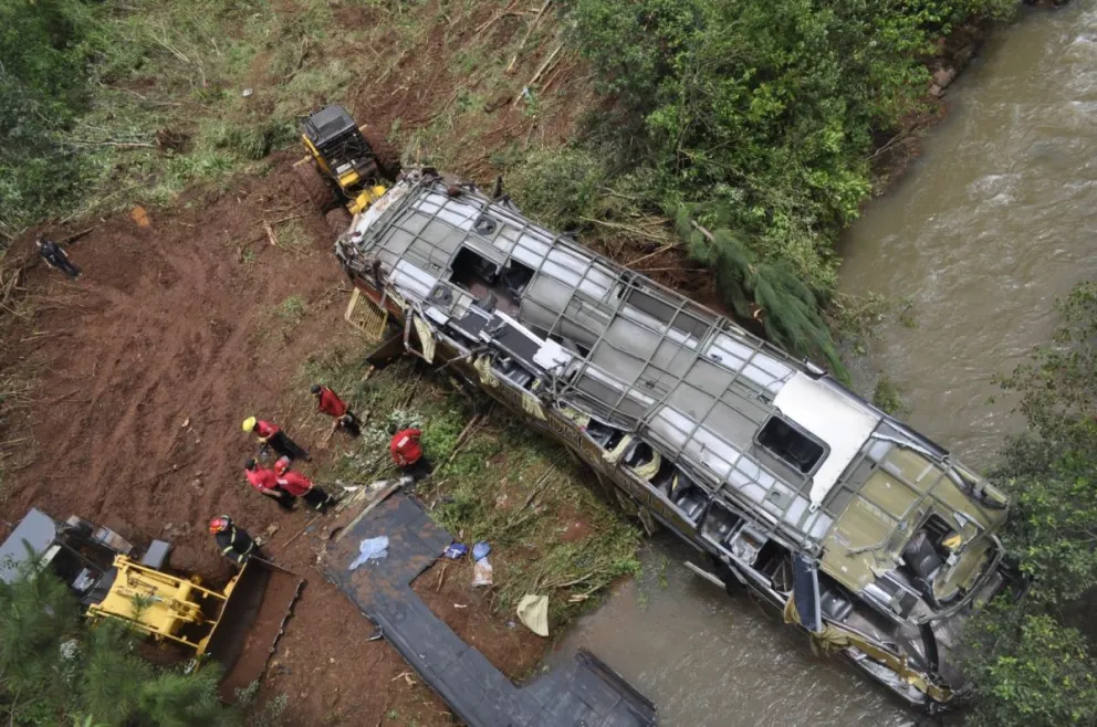 El colectivo cayó desde el puente. //Foto: Cristian Valdez.