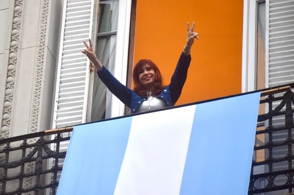 Cristina cumple prisión domiciliaria por corrupción.