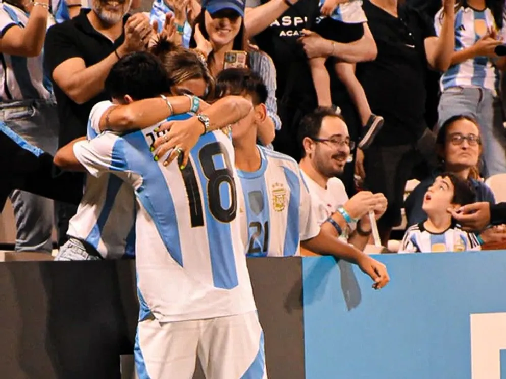 El abrazo con su familia tras convertir ante Túnez. //Foto: AFA - Selección.