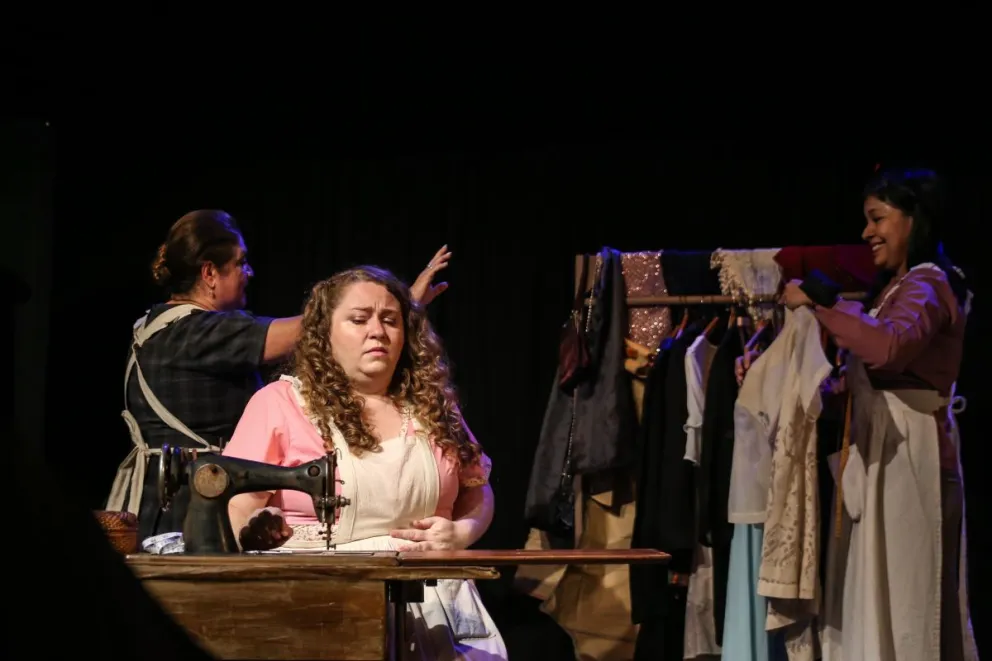 "Las costureras", del grupo El Bastión Teatro, sale a escena este viernes en el Galpón de la Murga. Foto: Natalia Guerrero 