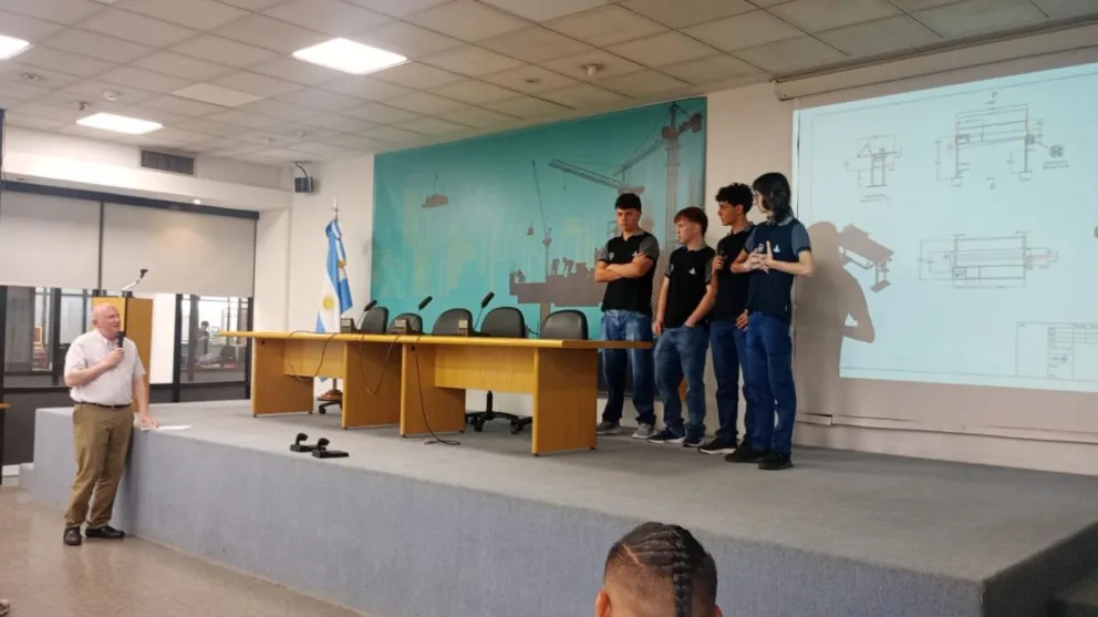 Los alumnos presentaron el proyecto en Buenos Aires, durante la instancia nacional de la Olimpíada de Educación Técnico Profesional.