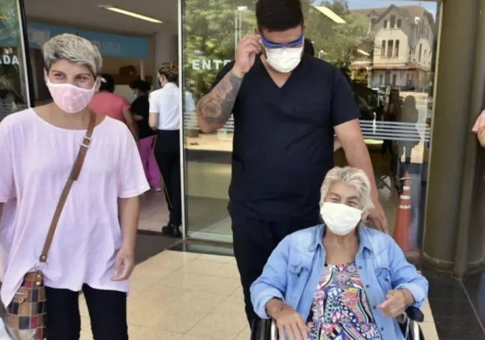 Lucía Cabral tras dejar el Hospital Madariaga el 15 de diciembre de 2020, días después de haber “revivido” camino a la morgue. Ayer falleció, casi cinco años después, a los 79 años.