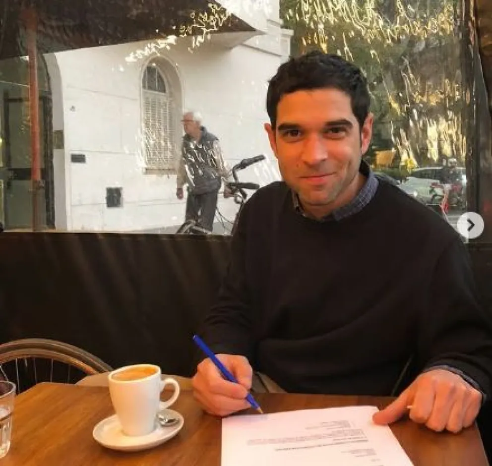 El escritor Pablo Bueno presenta "Un incendio controlado", su primer libro de cuentos. //Foto: Instagram.